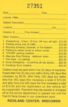 Una foto de una multa de estacionamiento real de RCPD en color amarillo
